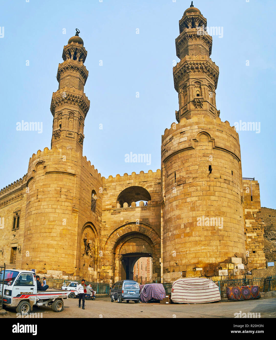 Kairo, Ägypten - Dezember 21, 2017: Beeindruckende historische Bab Zuwayla Tor erhaltenen Türme mit komplexen ornamentalen Details geschnitzten rühmt, am 21. Dezember Stockfoto