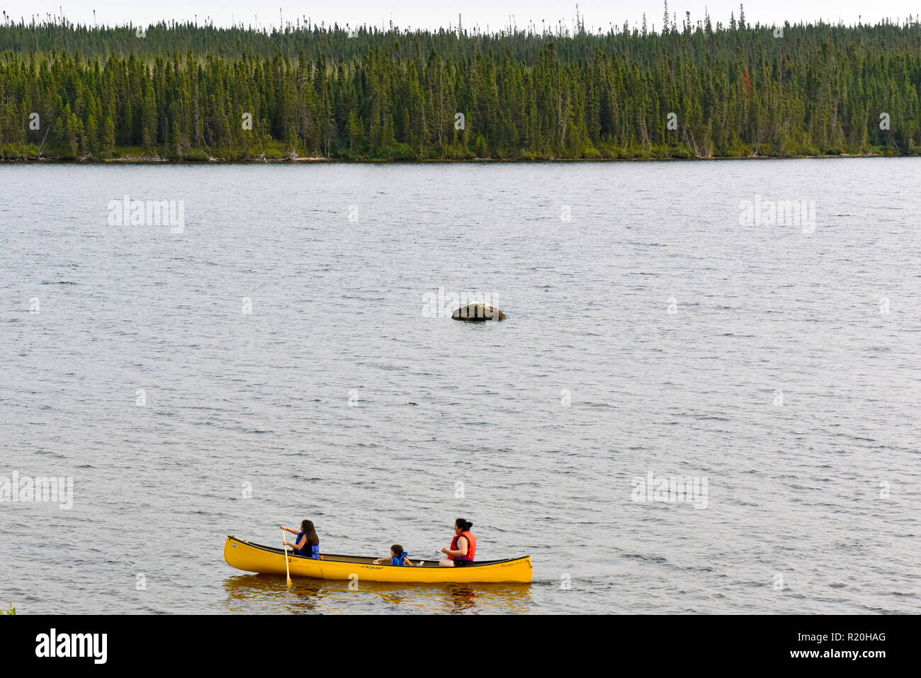 Cree Einheimischen auf ein Kanu auf Lake Mistassini, dem größten natürlichen See von Fläche in der Provinz Quebec, Kanada Stockfoto