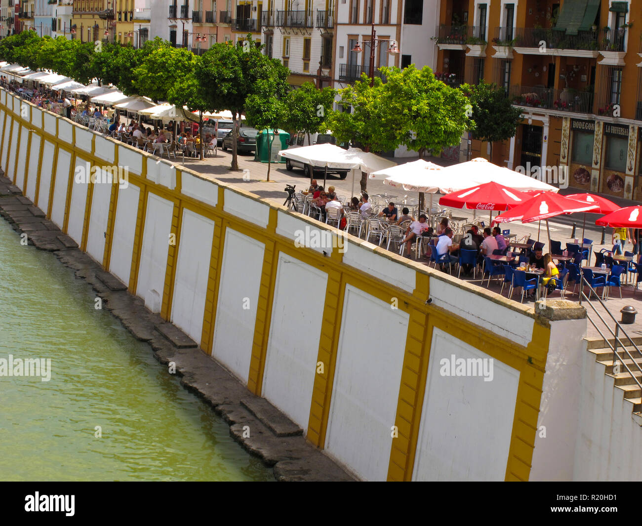 Terrassen in Betis Street. Triana. Sevilla. Andalusien. Spanien Stockfoto