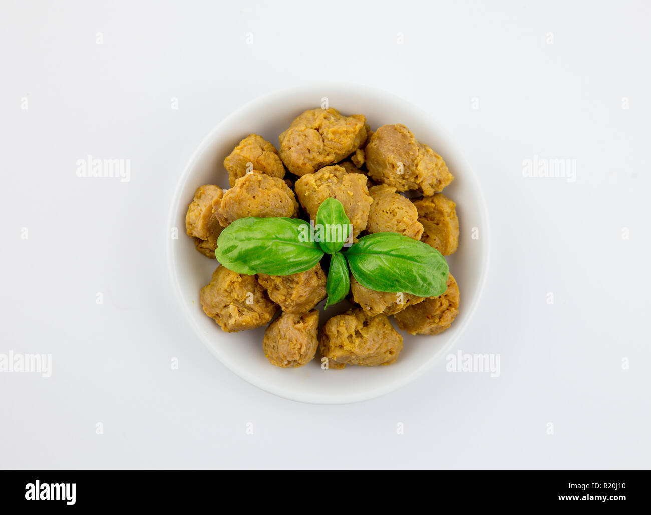 Flach auf Aromatisierte ready Soja Kugeln aus Sojabohnen zu essen, für Fleisch Austausch. Soja Chunks auf Platte, weißen Hintergrund. Stockfoto