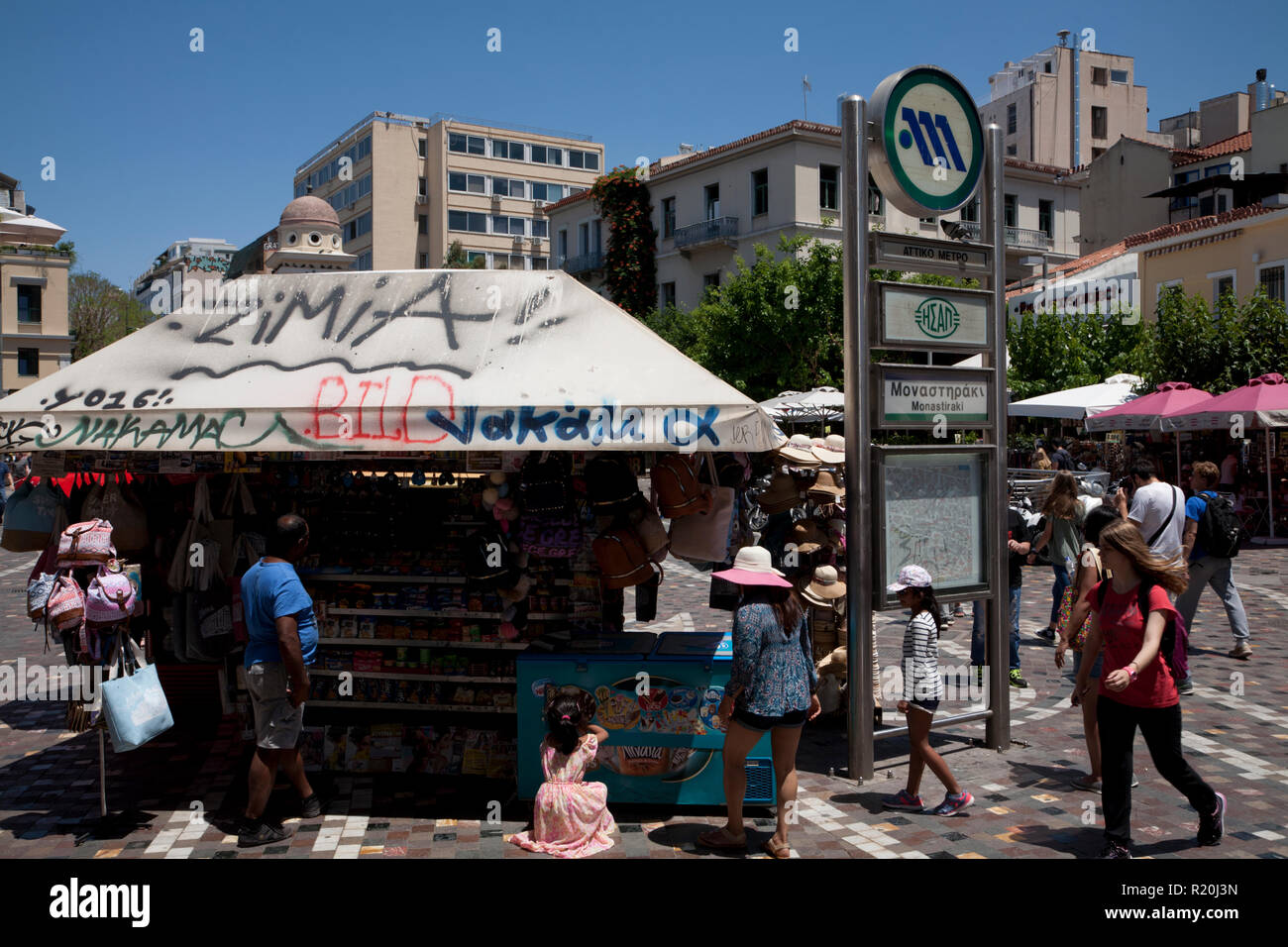 U-Schild und den Verkauf von Eis snacks Stall souvenirs Plateia monastiraki Athen Griechenland Stockfoto