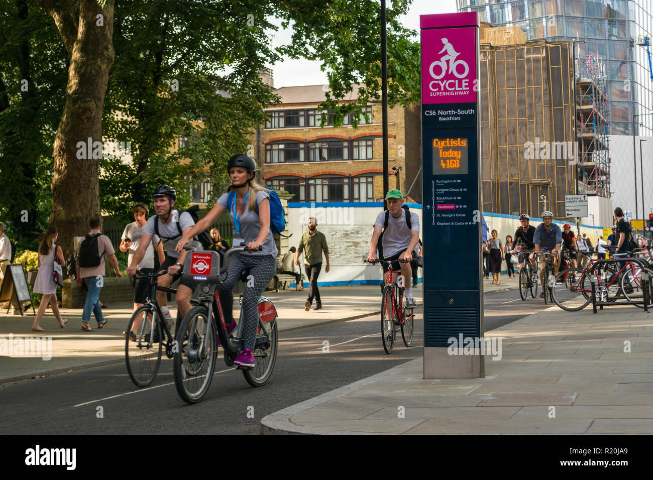 Radfahrer Radfahren auf einem Abschnitt des CS6Nord-Süd-Cycle superhighways am Nachmittag rush hour, Blackfriars, London, UK Stockfoto