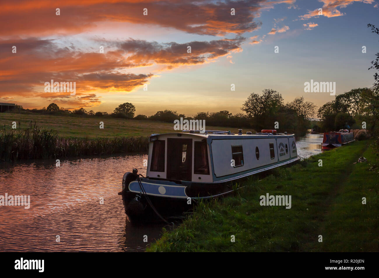 Schmalboote am Ashby Canal nahe Burton Hastings, Warwickshire, England, Großbritannien: Spektakulärer Sonnenuntergang. Stockfoto