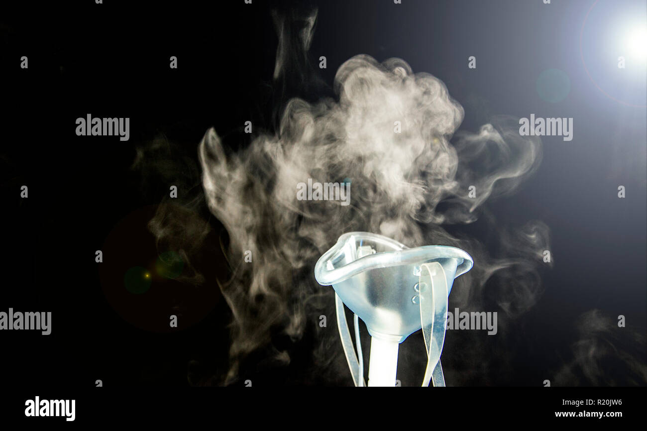 Dampf oder Nebel aus Vernebler Vernebler elektrische Maschine drug delivery Gerät verwendeten Medikamente in Form von Nebel in die Lungen inhaliert zu verwalten. Stockfoto