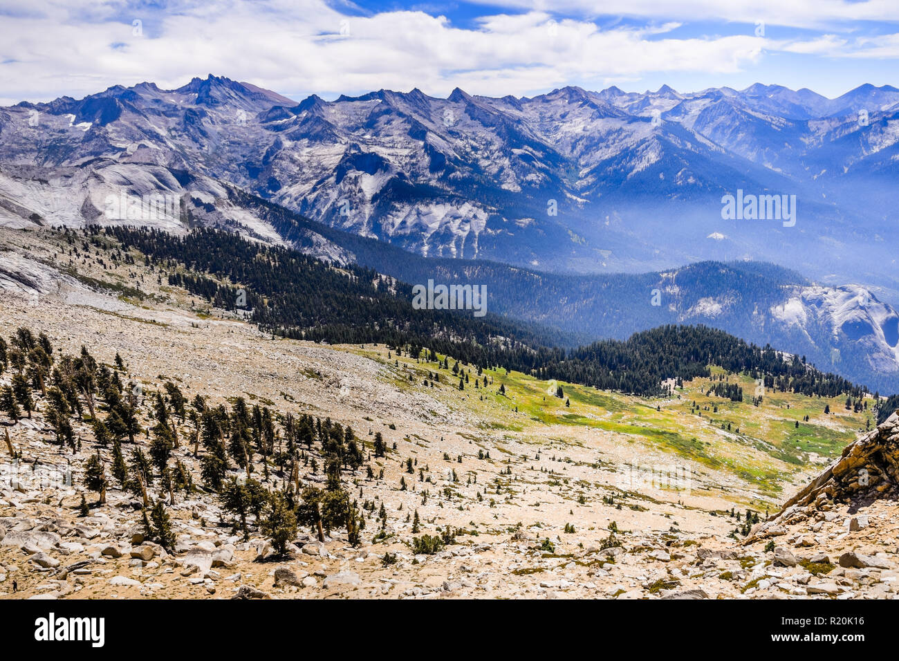 Alpine Landschaft und Blick auf die östlichen Berge der Sierra Nevada als aus Alta Peak an einem sonnigen Sommertag gesehen; Sequoia National Park, Kalifornien Stockfoto