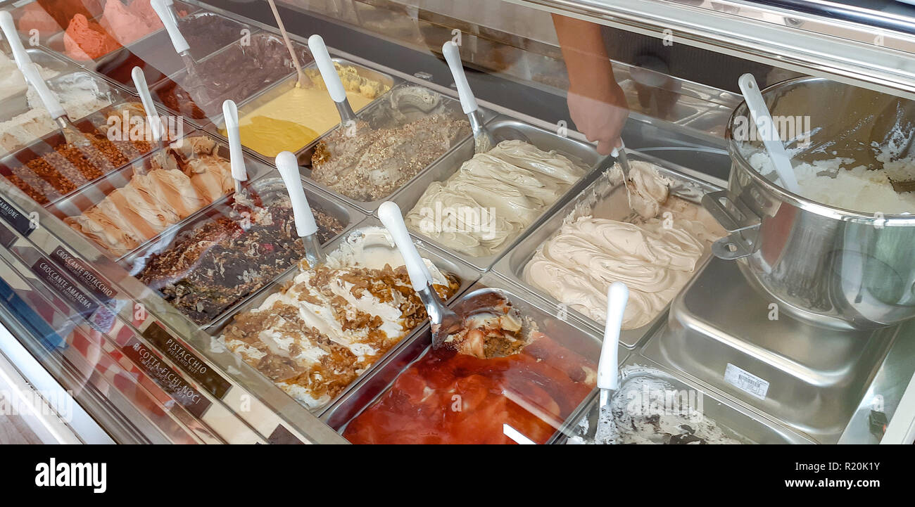 Verschiedene Eissorten in einer Eisdiele. Stockfoto