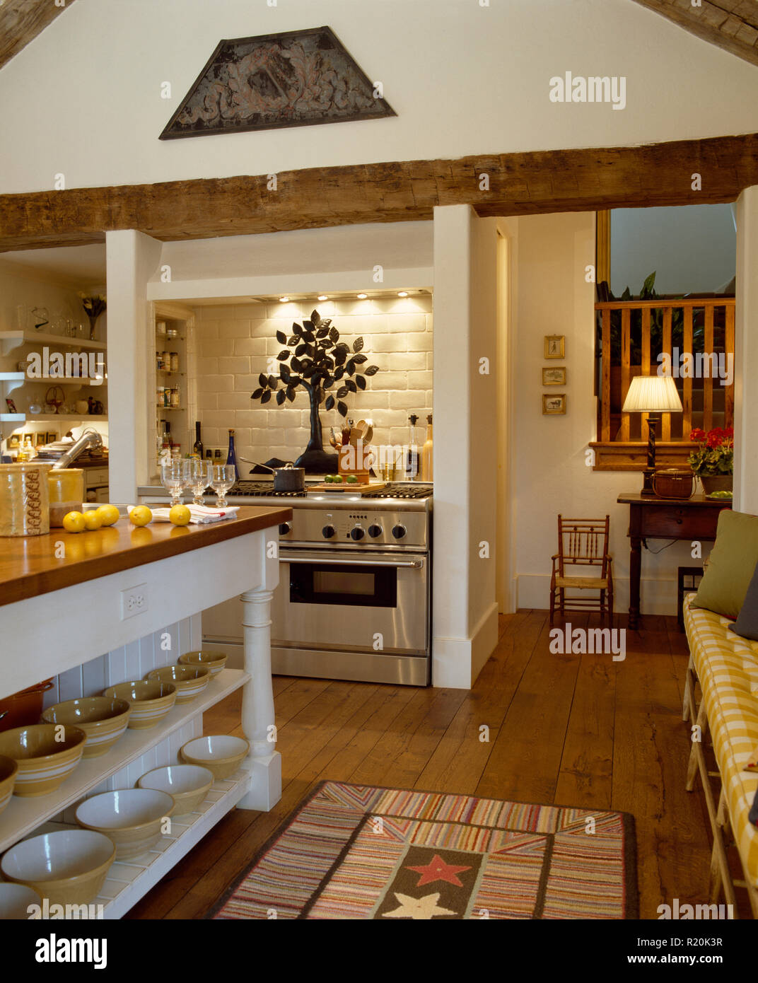 Holz- und Backofen in der modernen Bauernhaus Küche Stockfoto