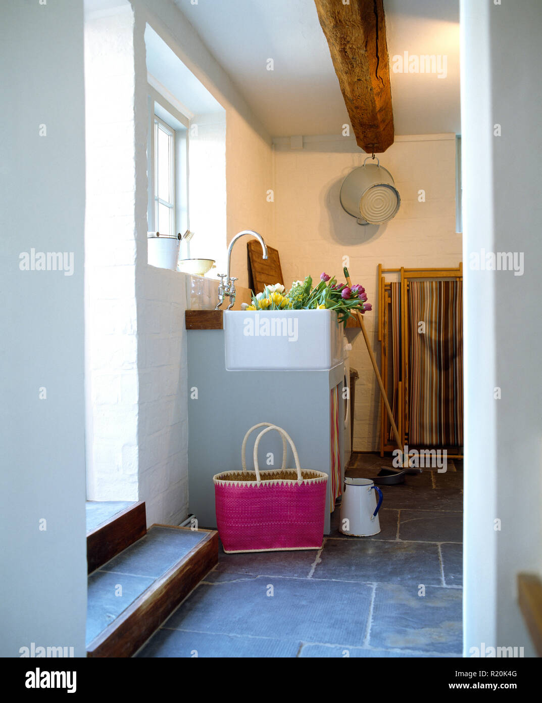 Fuchsia Pink Einkaufstasche in kleinen, einfachen Küche Stockfoto