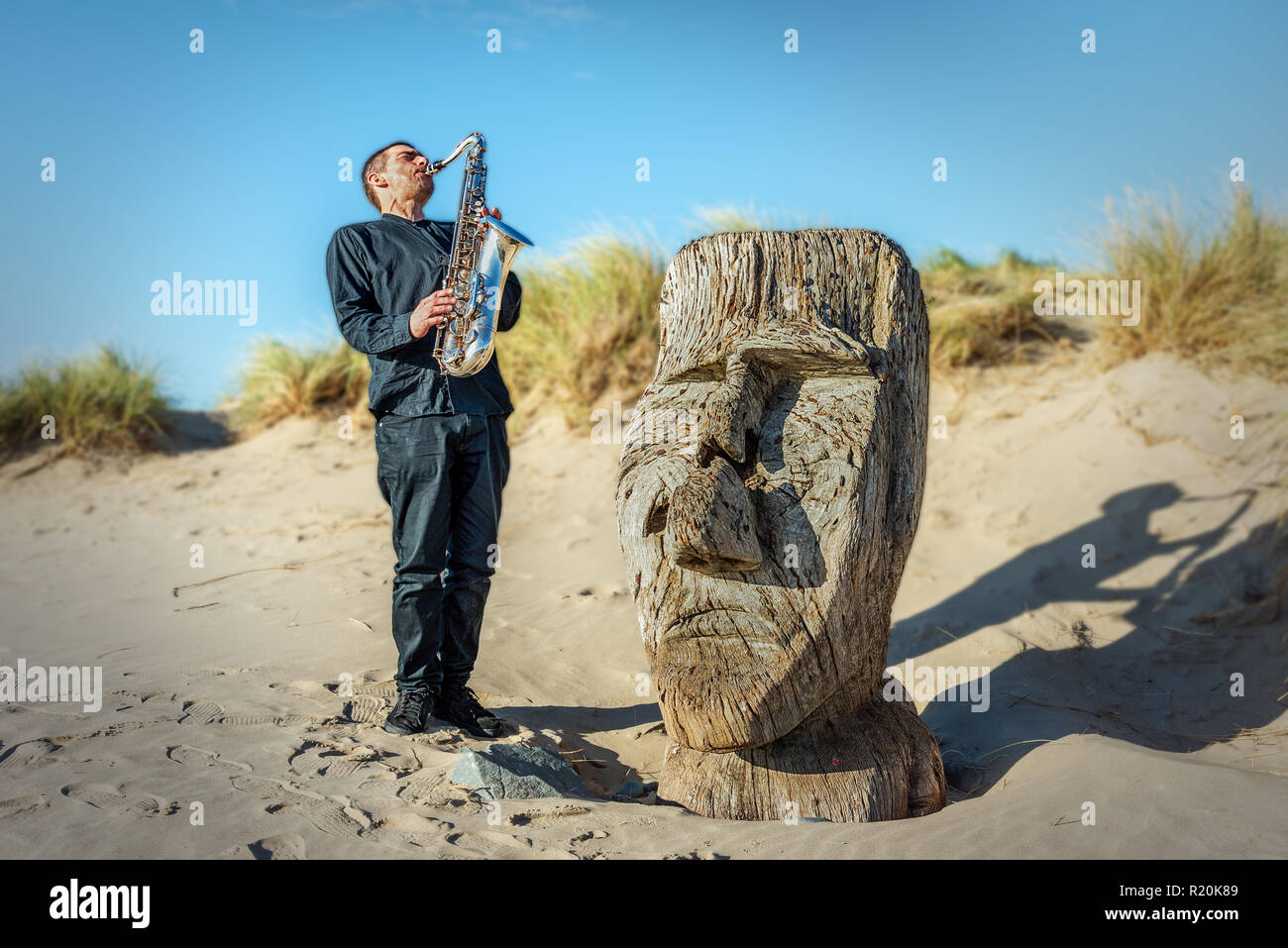 Riesigen geschnitzten Kopf umdreht auf Barmouth Dünen Stockfoto