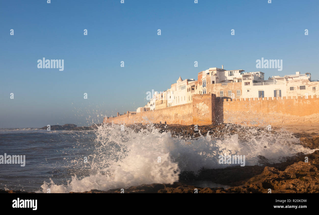Die alte Stadtmauer der Küstenstadt Essaouira, Marokko. Die Festungsmauern umgeben die alte Medina von Essaouira. Stockfoto