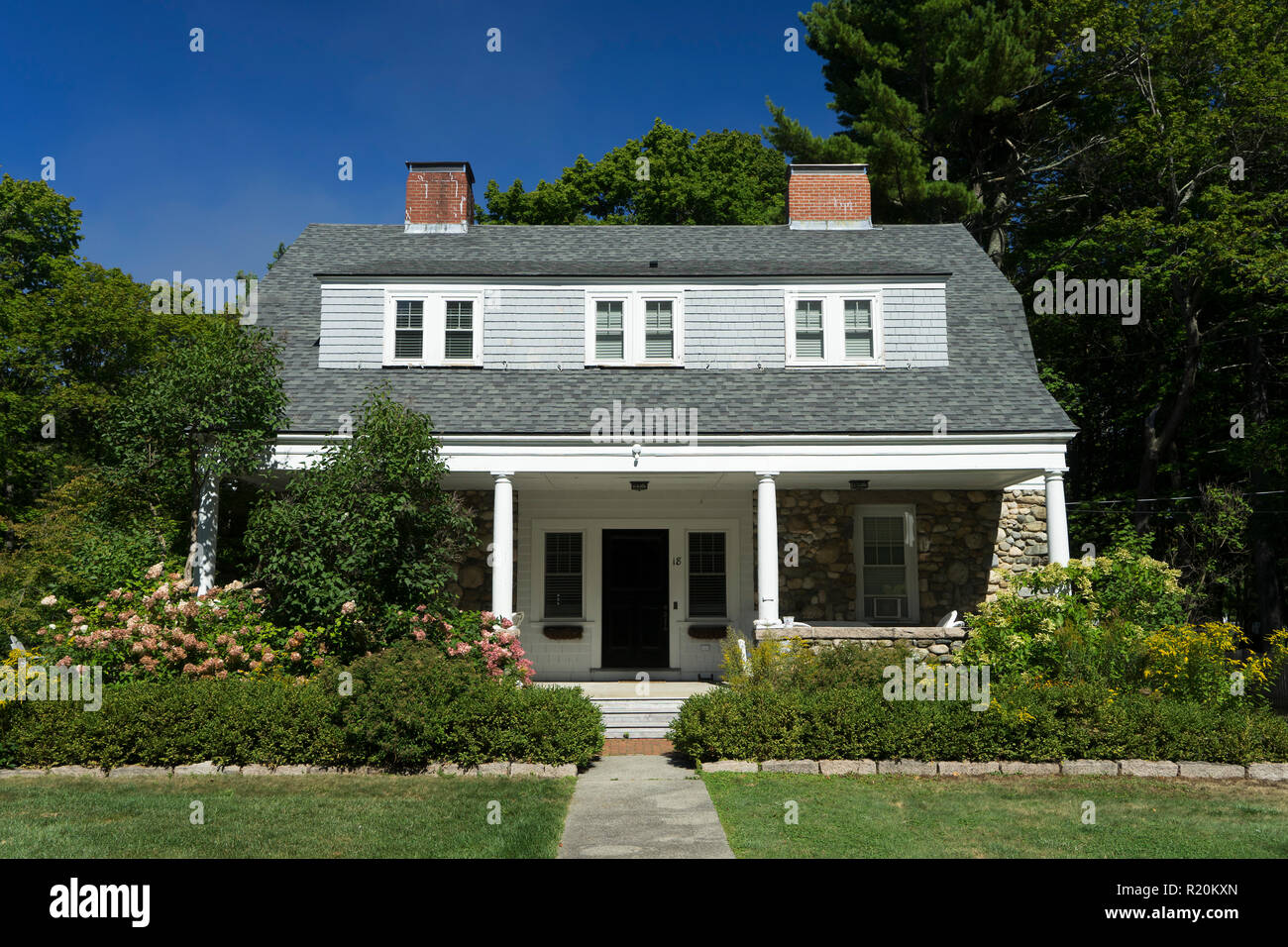 Haus mit zwei Schornsteine, Bar Harbor, Maine, USA. Stockfoto