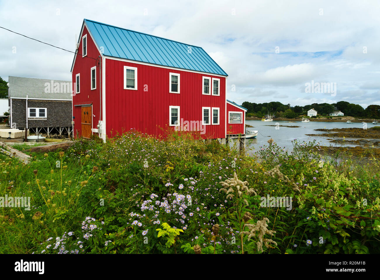 Malerischen roten Haus auf Stelzen, Cape Porpoise, Maine, USA. Stockfoto