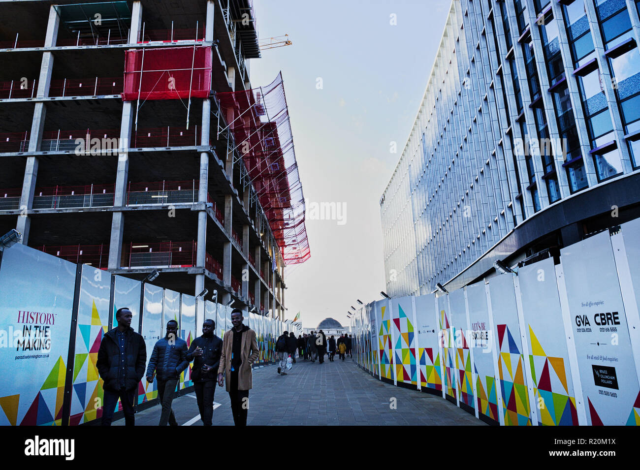 Birmingham City Centre. Geschichte im Bilden. Neue Gebäude und Durchgang zwischen ihnen. 4 junge Studenten. Stockfoto