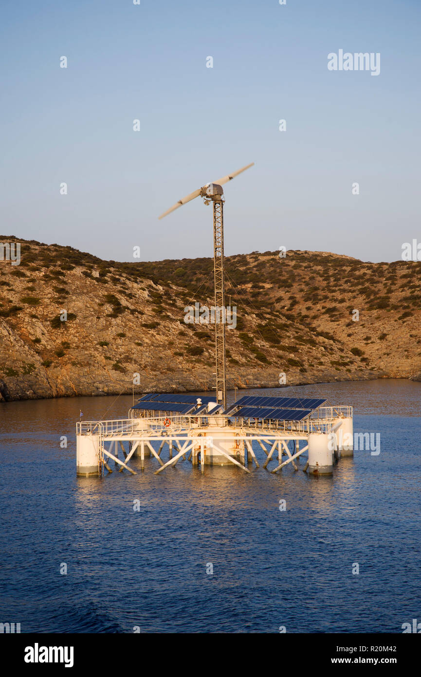 Floating Wind Entsalzung multi Plattform in der Ägäis, in der Nähe der Kykladen Insel Iraklia. Stockfoto