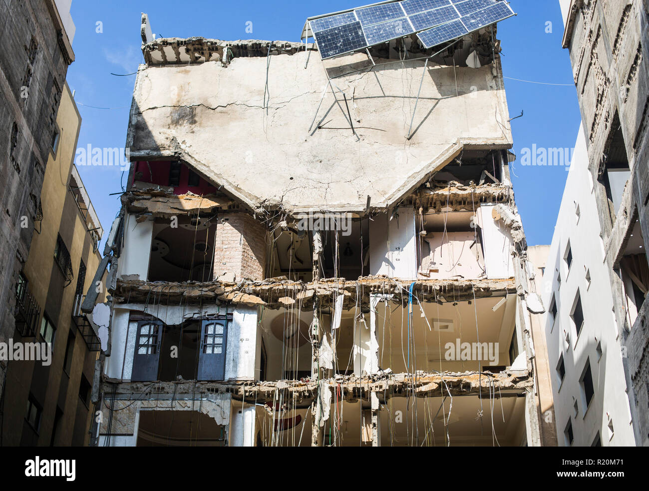 Ein Blick auf ein beschädigtes Gebäude, die während der israelischen Luft zerstört wurde, halte einen Waffenstillstand nach dem schlimmsten Eskalation zwischen Israel und dem Gazastreifen Aktivisten seit einem Krieg 2014 gehalten wurde, aber die Situation blieb volatil und das Abkommen löste scharfe Meinungsverschiedenheiten innerhalb der israelischen Regierung. Stockfoto