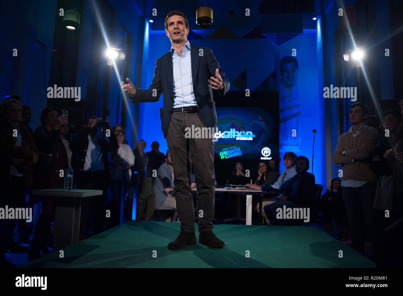 Die spanische Volkspartei leader Pablo Casado beobachtet, als er während der Rallye. Kundgebung vor der Landtagswahl in Andalusien. Vom 15. November bis 2. Dezember wird der Wahlkampf in Andalusien. Stockfoto