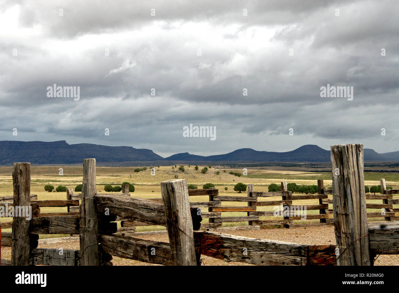 Arizona High Desert Ranch leben Holz fechten Gehege mit Blick auf die sanften Hügel und Berge Stockfoto