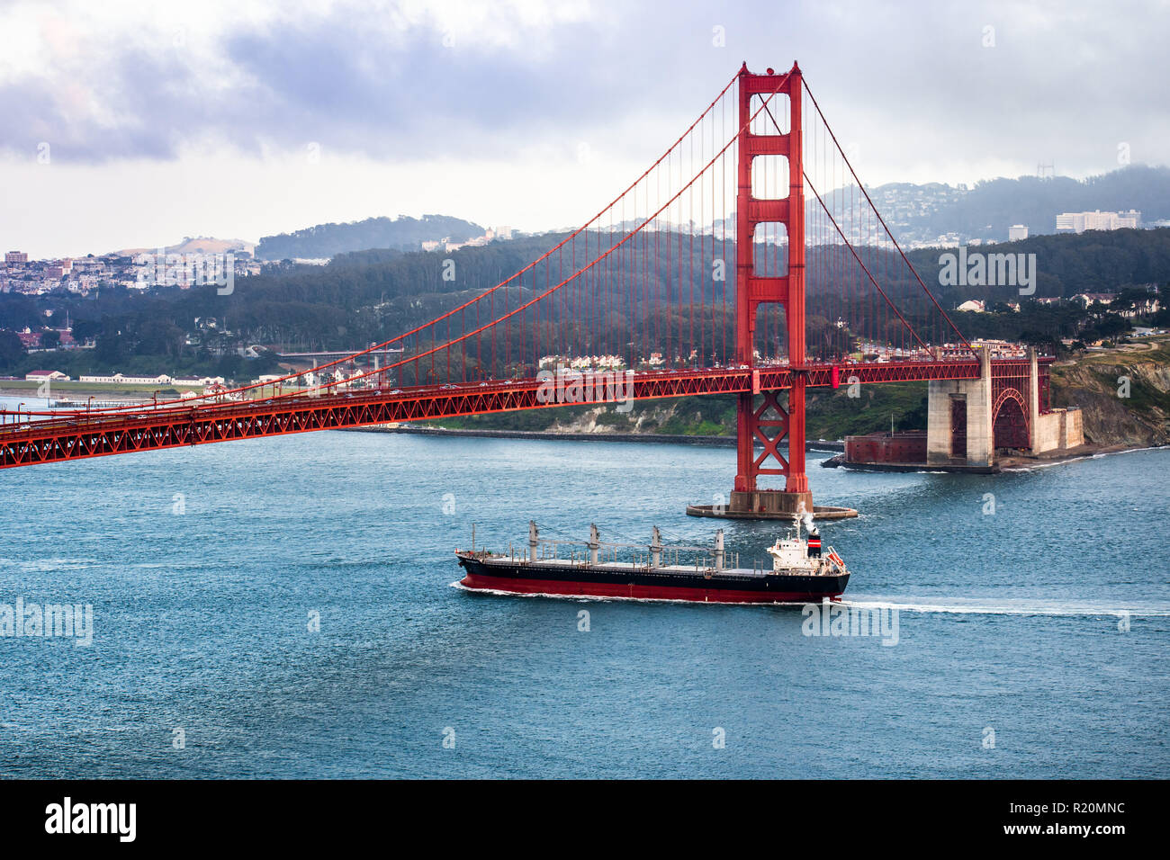 Großes Frachtschiff unter der Golden Gate Bridge, San Francisco Bay Area, Kalifornien Reisen Stockfoto