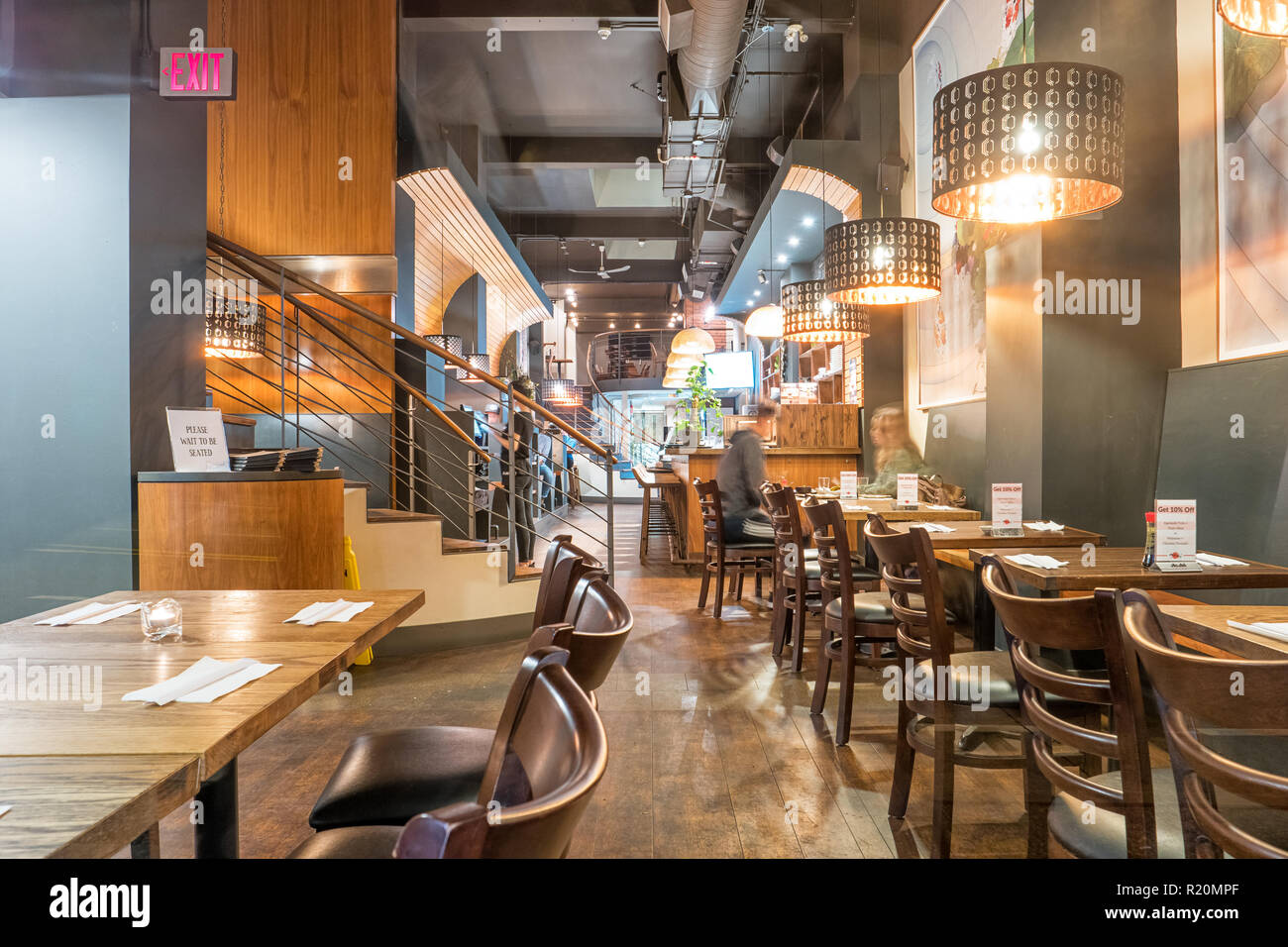 Das stilvolle Restaurant als aus dem öffentlichen Bürgersteig gesehen Stockfoto