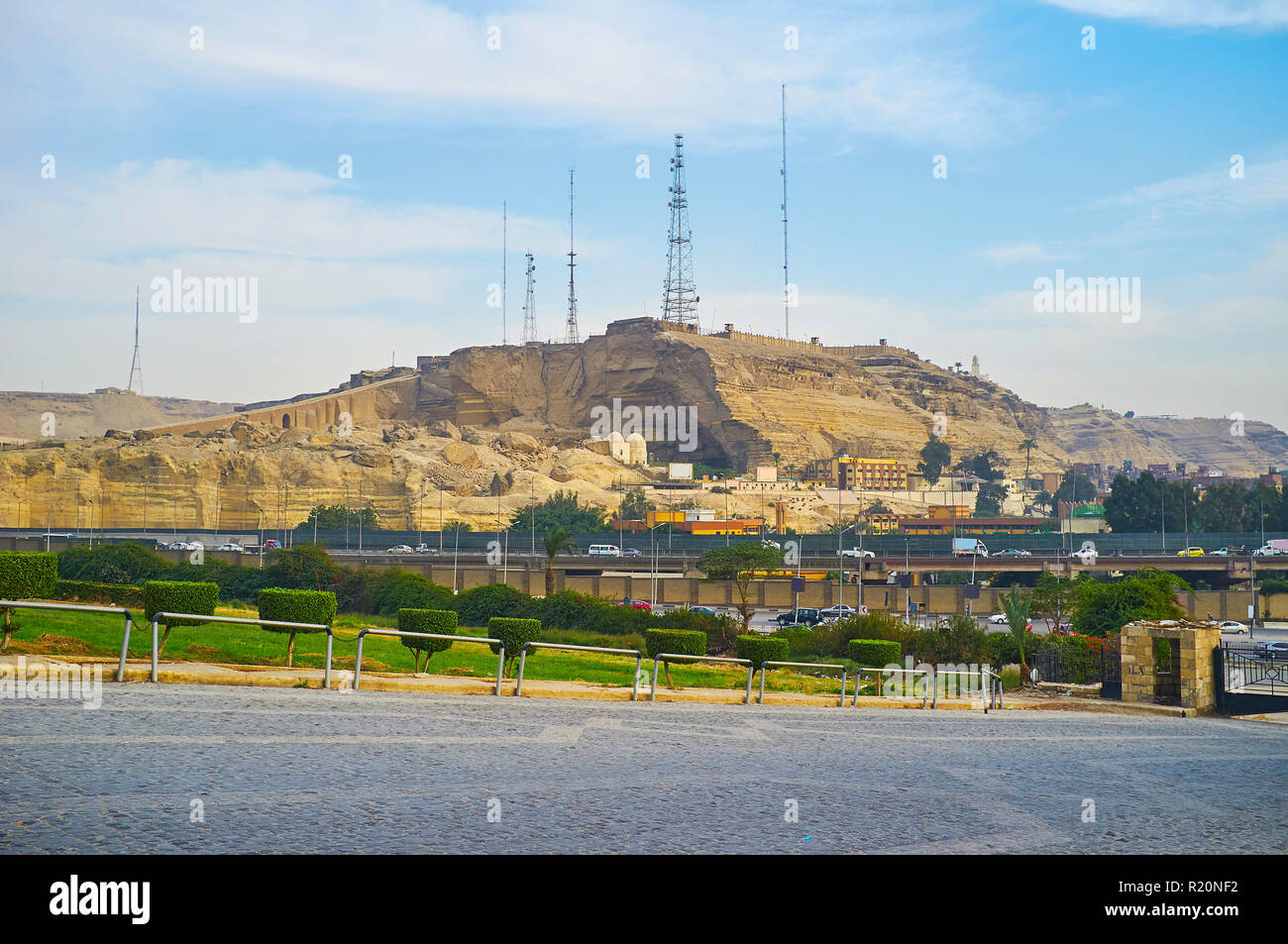 Die Landschaft von mokattam Mountain Range, berühmt für die koptische Kirche und Müll Stadt (Manshiyat Naser), an seinem Fuß, Kairo, Ägypten. Stockfoto