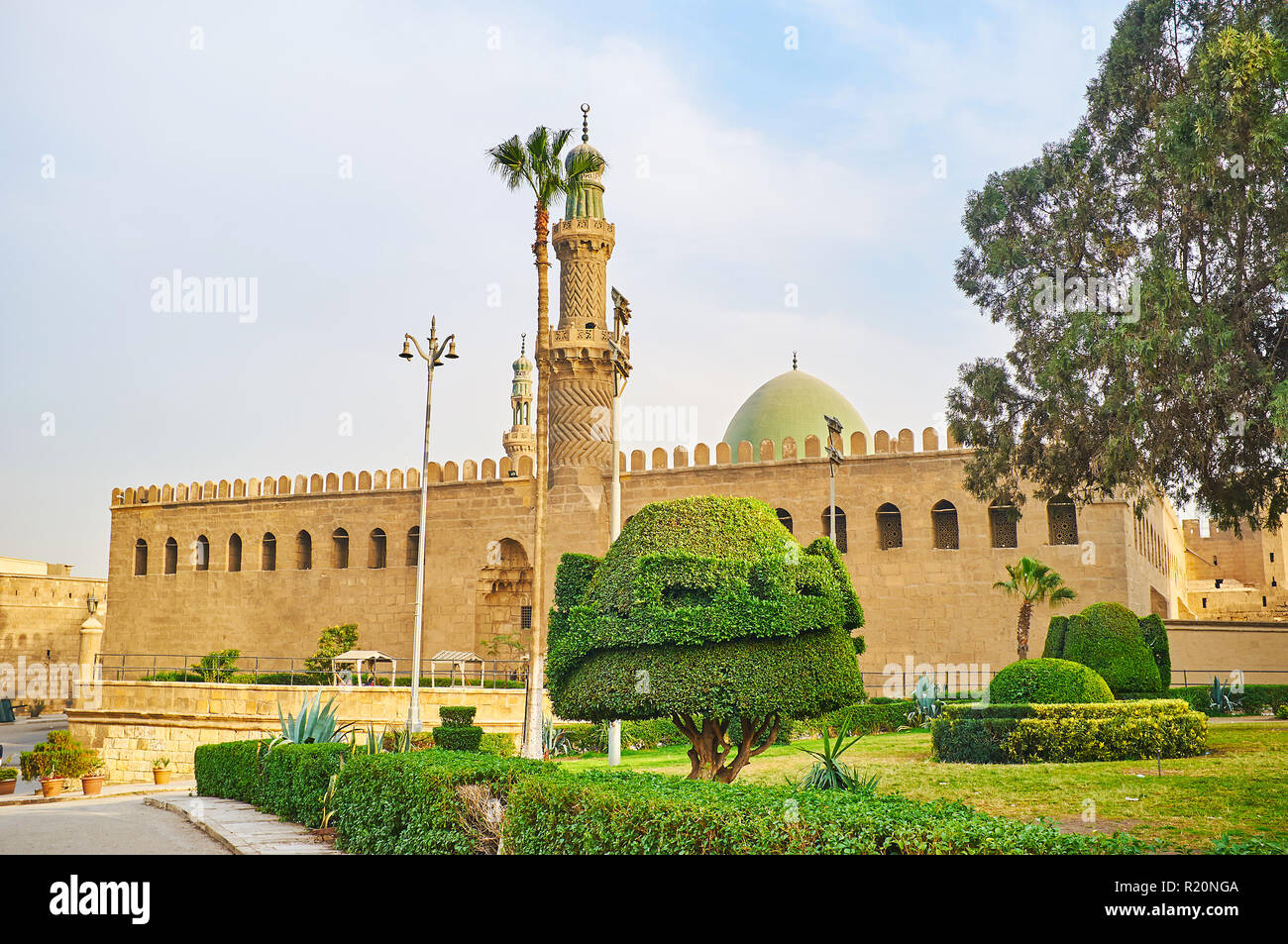 Im Ziergarten der Zitadelle von Saladin entspannen Sie sich mit Blick auf den mittelalterlichen Al-Nasir Mohammed Moschee, Kairo, Ägypten. Stockfoto