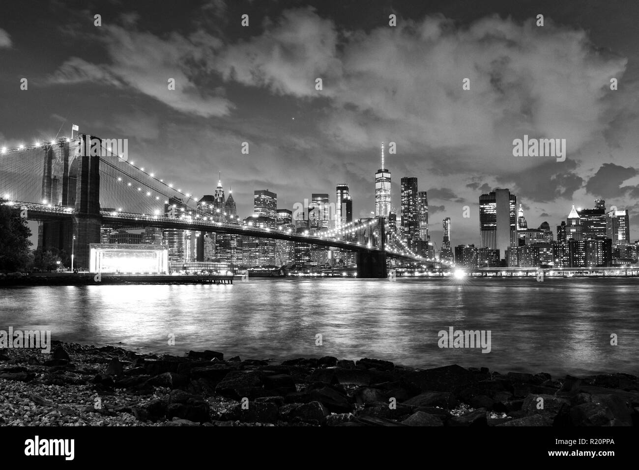 New York City, Financial District in Manhattan mit Brooklin Bridge bei Nacht, USA. BW Stockfoto