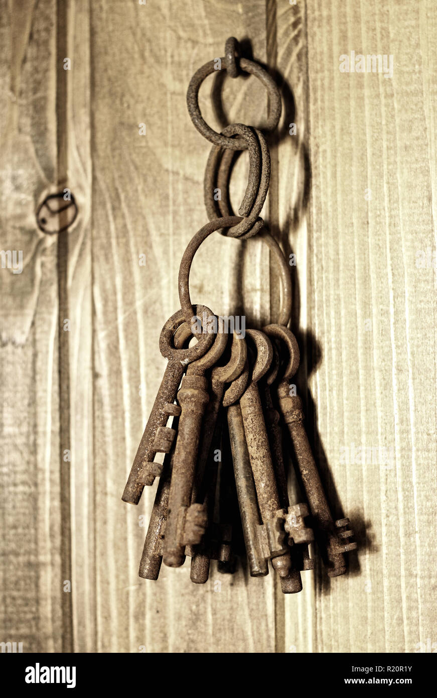 Bund der alten Messing Skelett Schlüssel an die Wand hängen