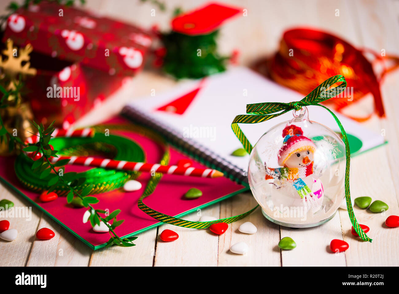 Christmas tree Ball mit Weihnachten Zubehör auf rustikalen Weiß woody Hintergrund Stockfoto