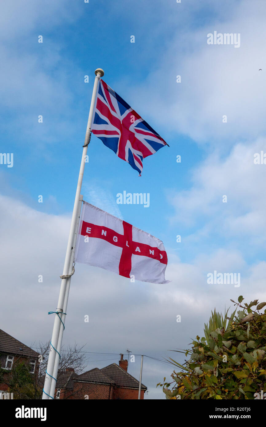 Der Union Jack, die Flagge von St. George fliegen zusammen auf einem Pol Stockfoto