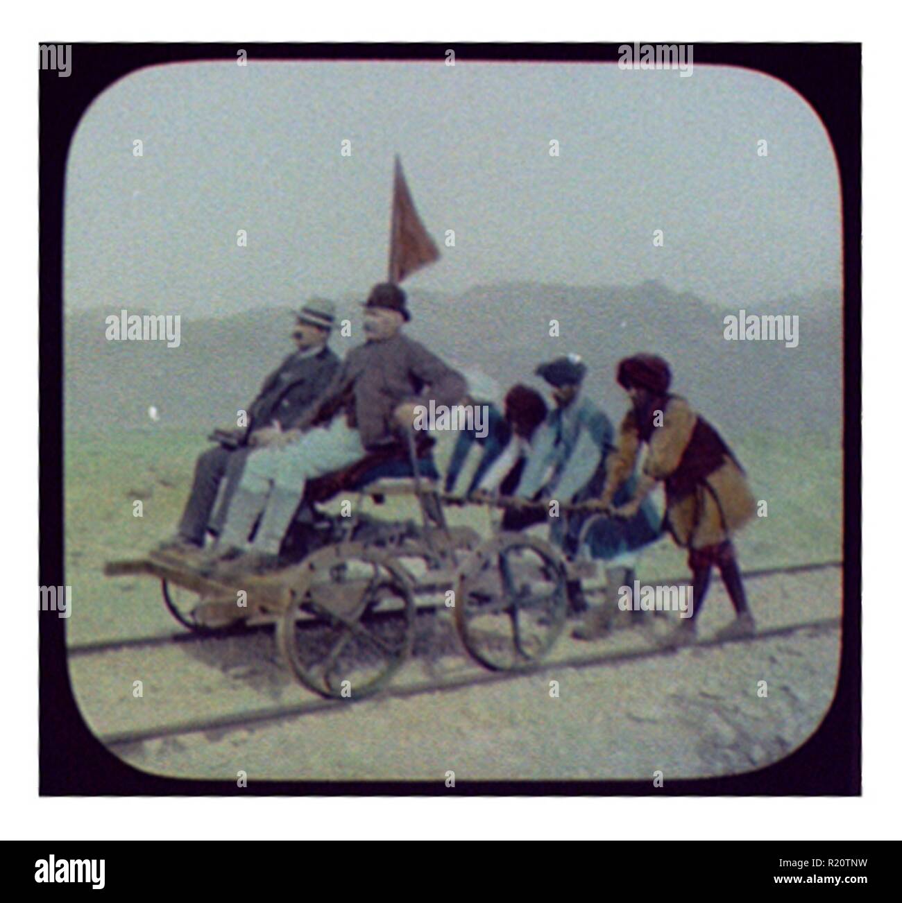 Foto von Vier turbanned Eingeborenen drücken Pangborn in der Hand - Auto in Bolan Pass, fotografiert von William Henry Jackson (1843-1942). Vom 1847 Stockfoto