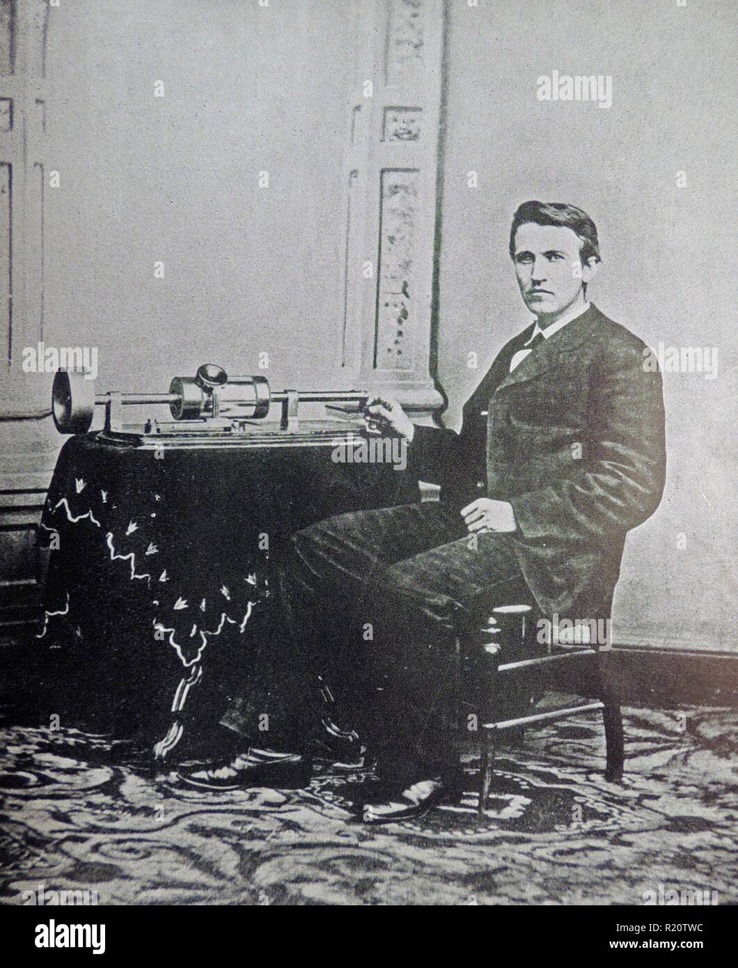 Alva (1847-1931) US-amerikanischer Erfinder 31-jährig, fotografiert mit ein frühes Modell von seinem Phonographen. Stockfoto