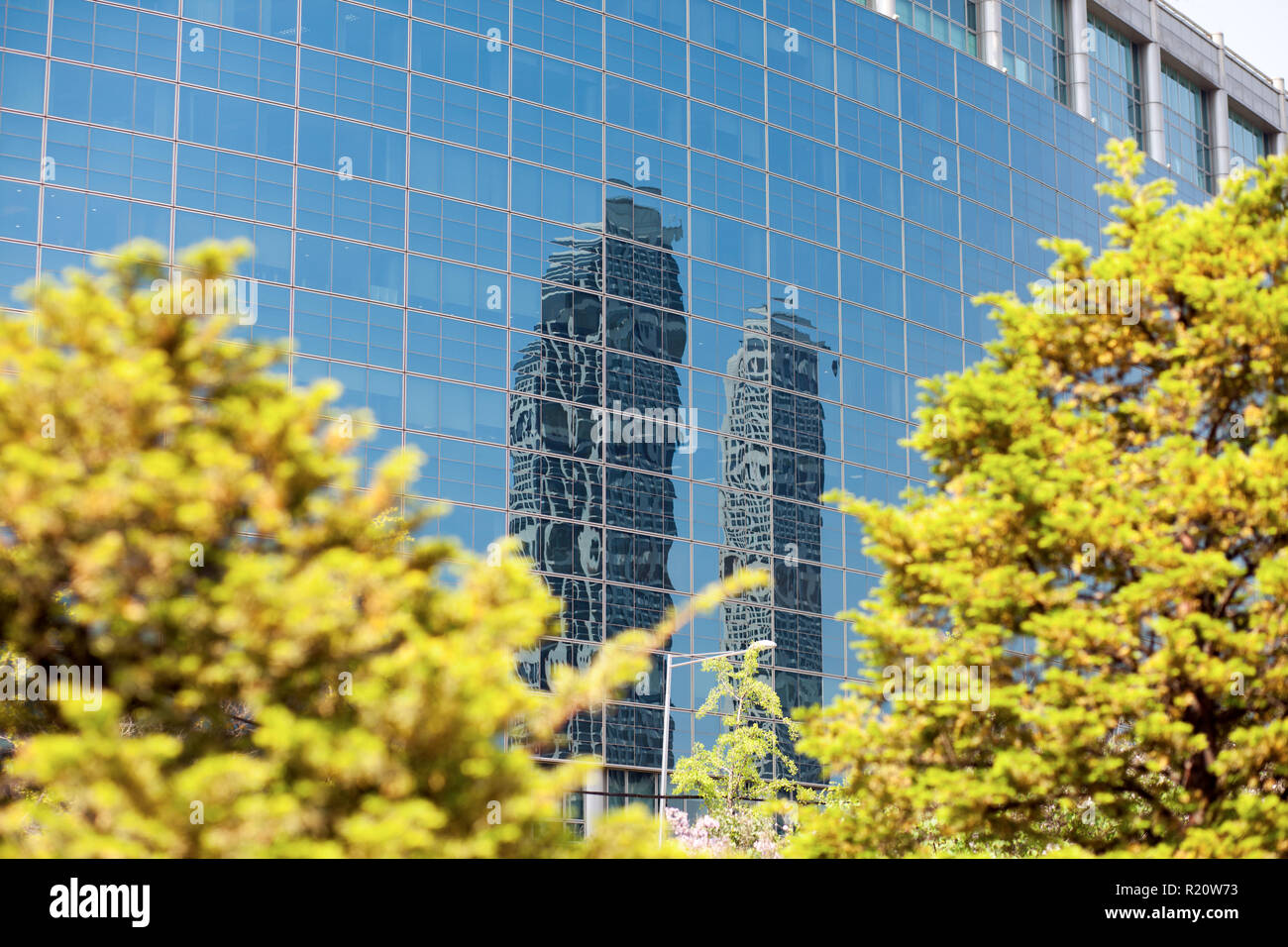 Bürogebäude in Glas Wand der anderen Gebäude in Seoul widerspiegelt Stockfoto