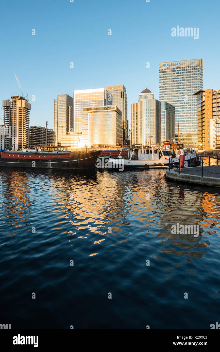 Canary Wharf in der Morgendämmerung von Blackwall Basin, London, UK Stockfoto