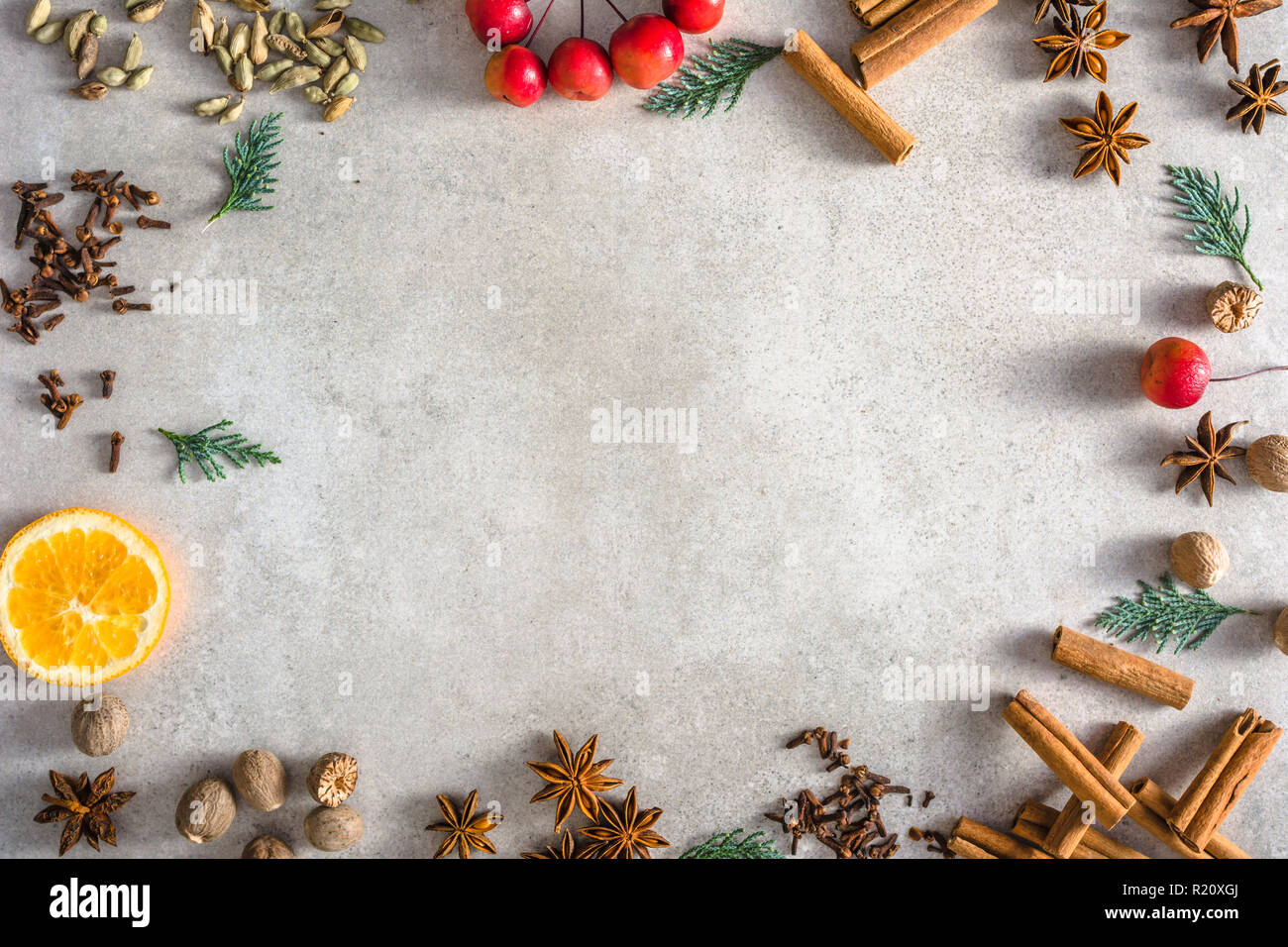 Weihnachten Gewürze Hintergrund, Backzutaten im Rahmen der Nahrung, kopieren Raum angeordnet Stockfoto
