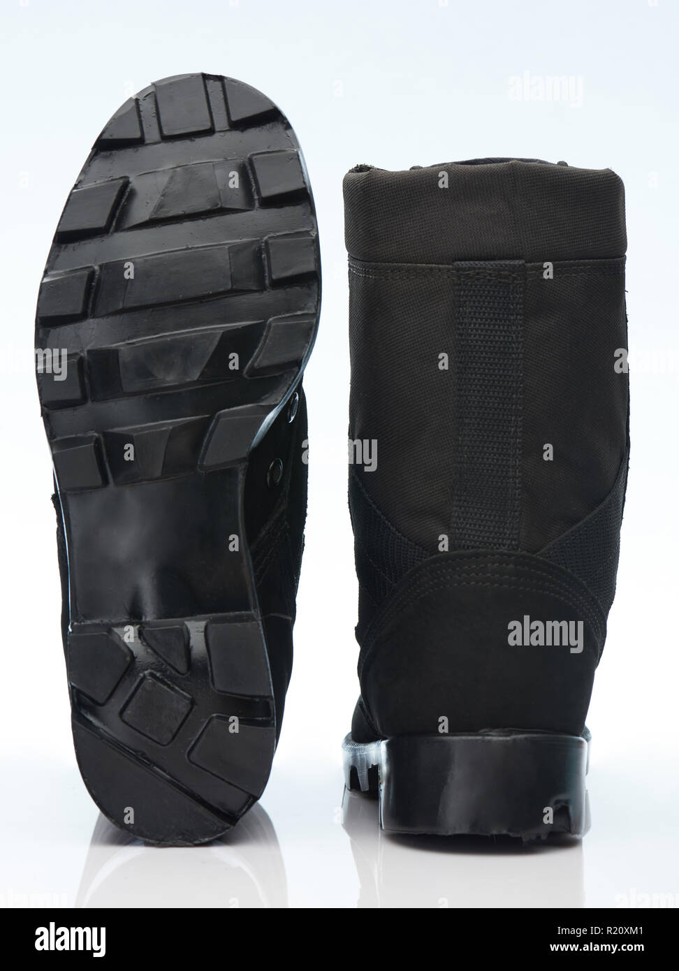 Zurück und Ansicht von unten auf das militärische Schuhe auf weißem Hintergrund Stockfoto
