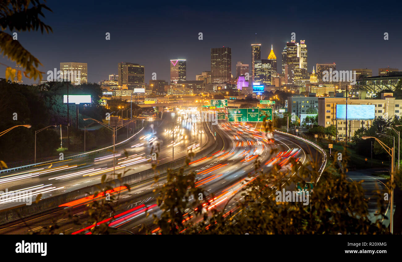 Die Innenstadt von Atlanta Skyline von Pryor Straße bei Nacht Stockfoto