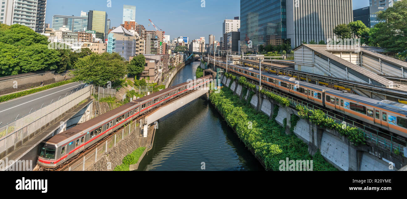 Tokio, Bunkyo Station - August 5, 2018: Panoramablick auf Kanda River und Züge, die durch Ochanomizu Schnittpunkt aus hijiri Brücke. Shoei Brücke in Stockfoto