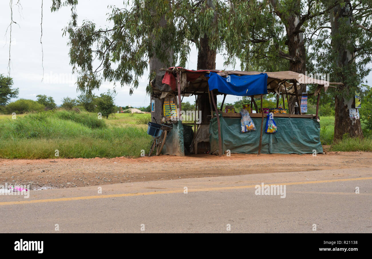 Behelfsmäßige shop oder Erfrischung Anbieter auf der Seite der Straße stecken in einem ländlichen Dorf in Südafrika Stockfoto