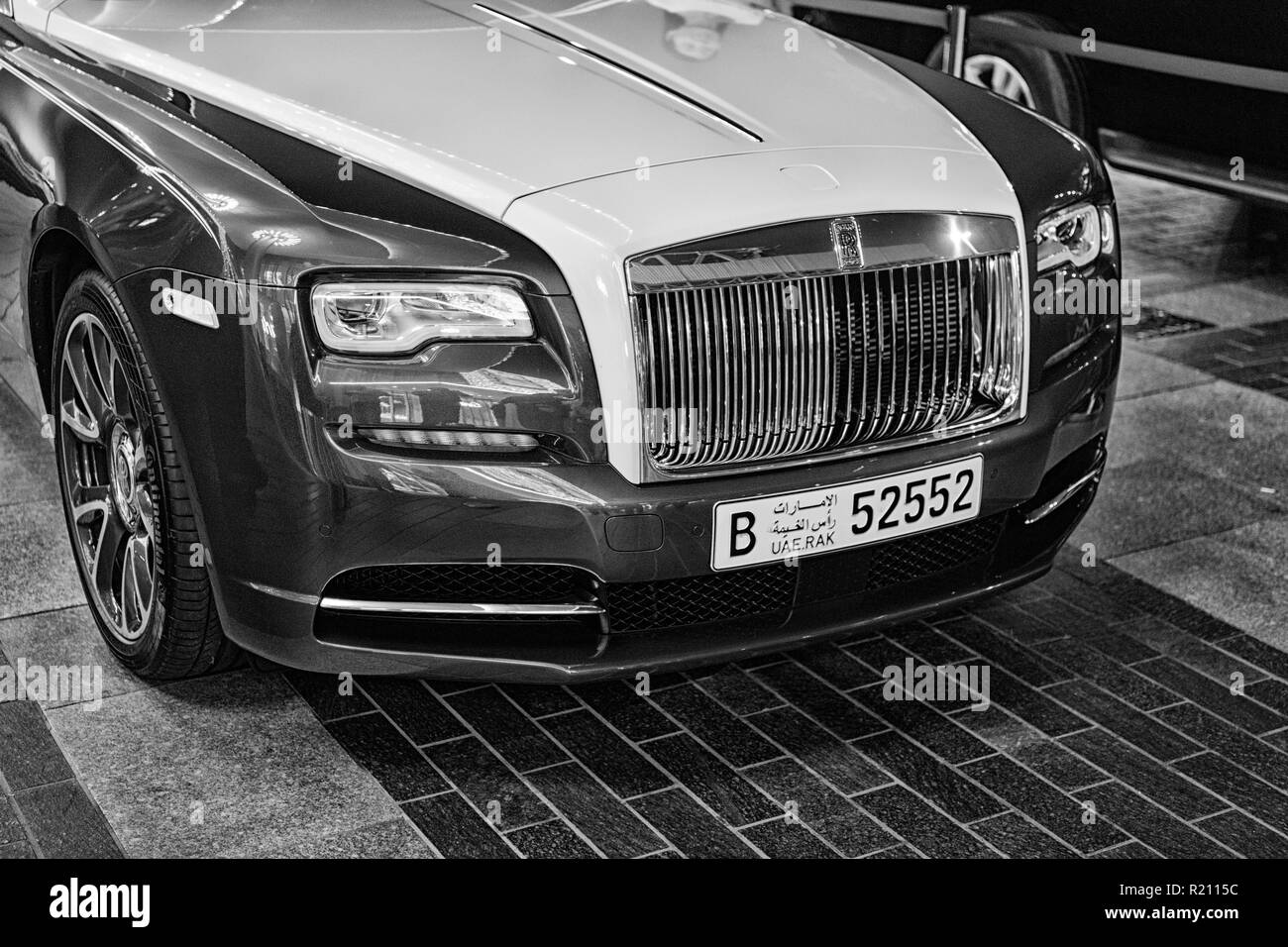 DUBAI, VAE - Dezember 23, 2017: Luxury Car Rolls Royce Wraith neben der Dubai Mall. Rolls Royce ist berühmt teurer Luxus automobile Marke Car Stockfoto