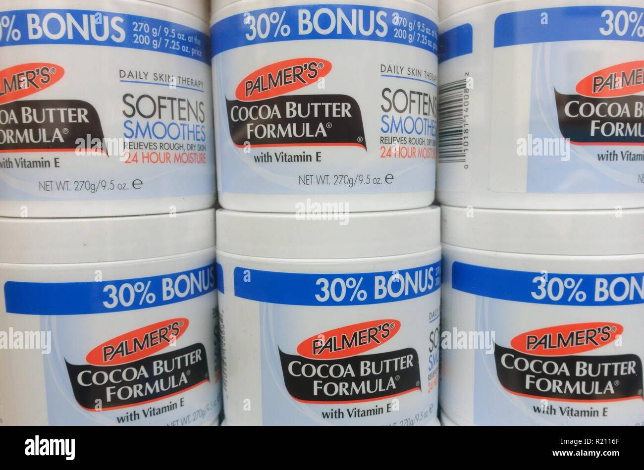 Kakaobutter mit Vitamin E für die Haut Therapie in Schönheit Produkte Shop angezeigt, London Stockfoto