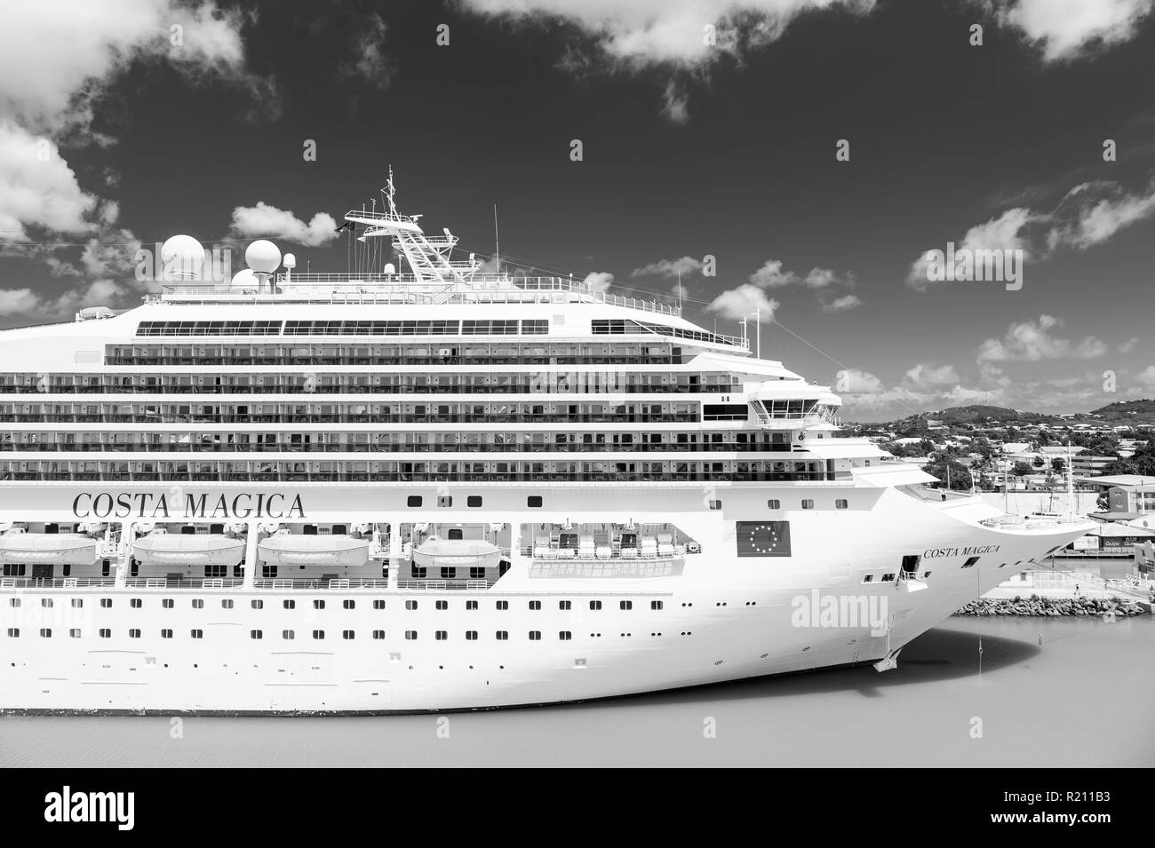 St. Johns, Antigua - März 05, 2016: Kreuzfahrtschiff Costa Magica im Hafen angedockt. Urlaub, Reise, Fernweh Luxus Stockfoto