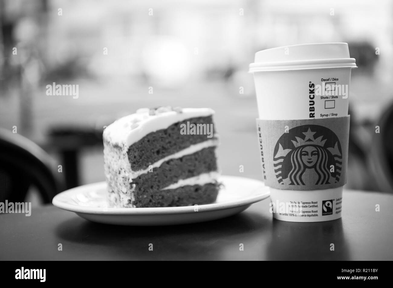 Paris, France-September 27, 2017: Ein hohes Starbucks Kaffee im Starbucks Coffee Shop mit Kuchen. Starbucks ist der weltweit größte Kaffeehaus mit über 20.000 Filialen in 61 Ländern. Stockfoto