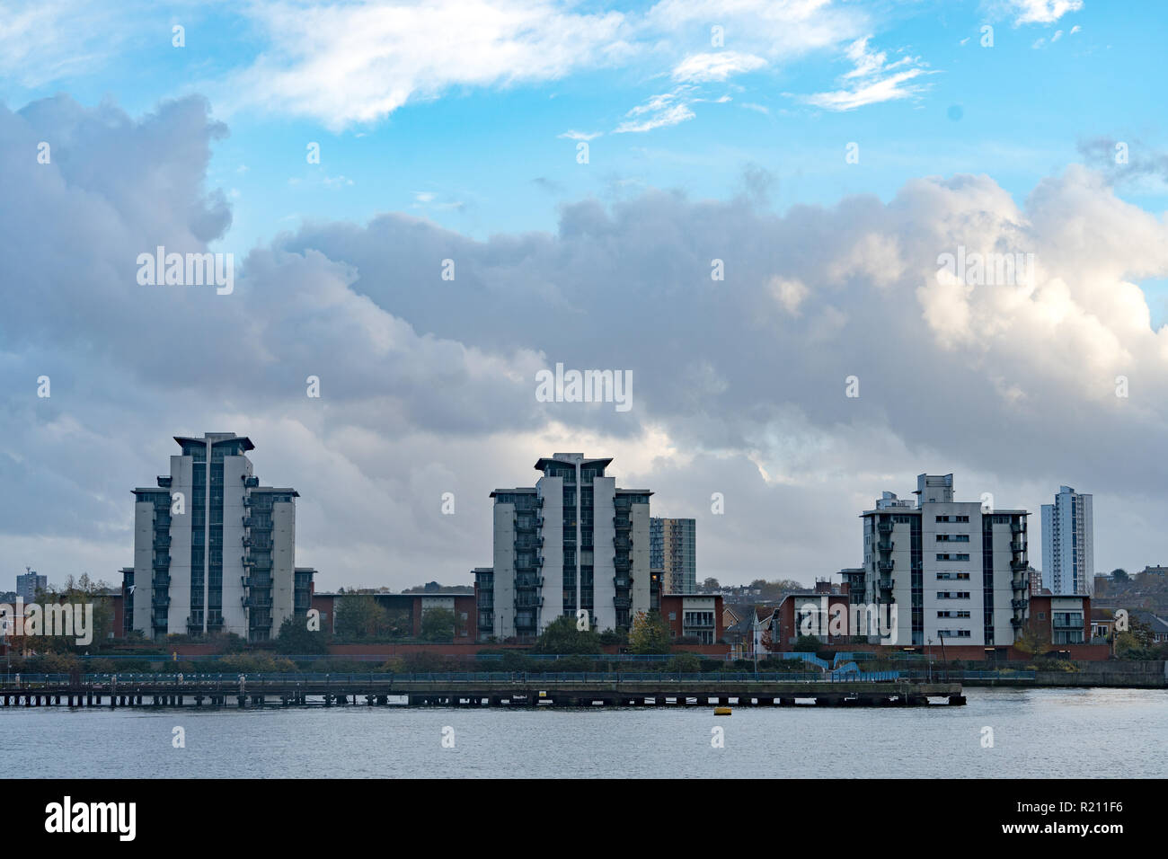 Ein dramatischer Himmel hinter Wohnblocks am Nordufer der Themse im Osten von London. Von der offenen Stadt Thames Architektur Tour Ost. Foto Datum: Sa Stockfoto
