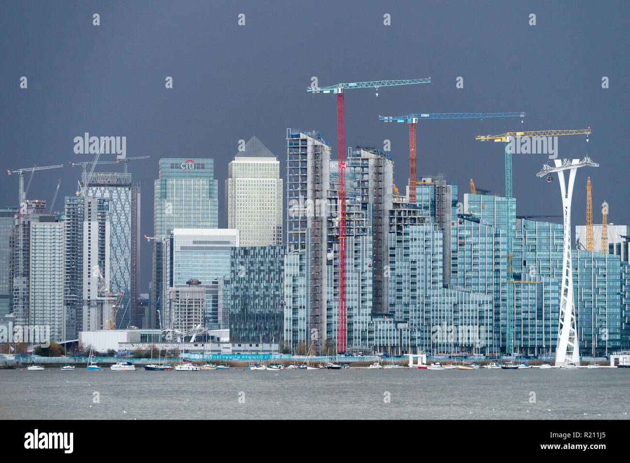 Ein Blick auf das Finanzzentrum Canary Wharf in London. Von der offenen Stadt Thames Architektur Tour Ost. Foto Datum: Samstag, 10. November, 20. Stockfoto