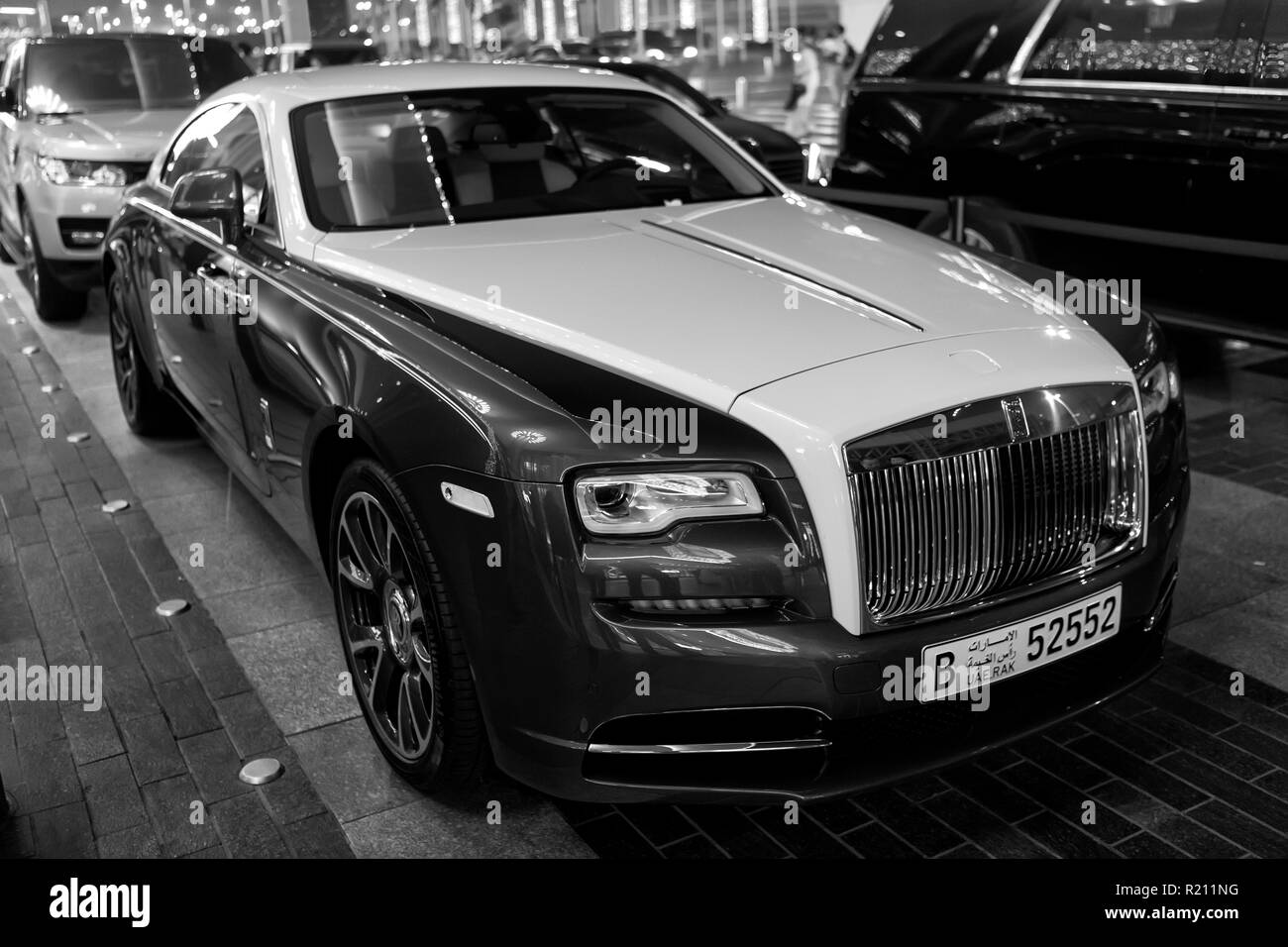 DUBAI, VAE - Dezember 23, 2017: Luxury Car Rolls Royce Wraith neben der Dubai Mall. Rolls Royce ist berühmt teurer Luxus automobile Marke Car Stockfoto