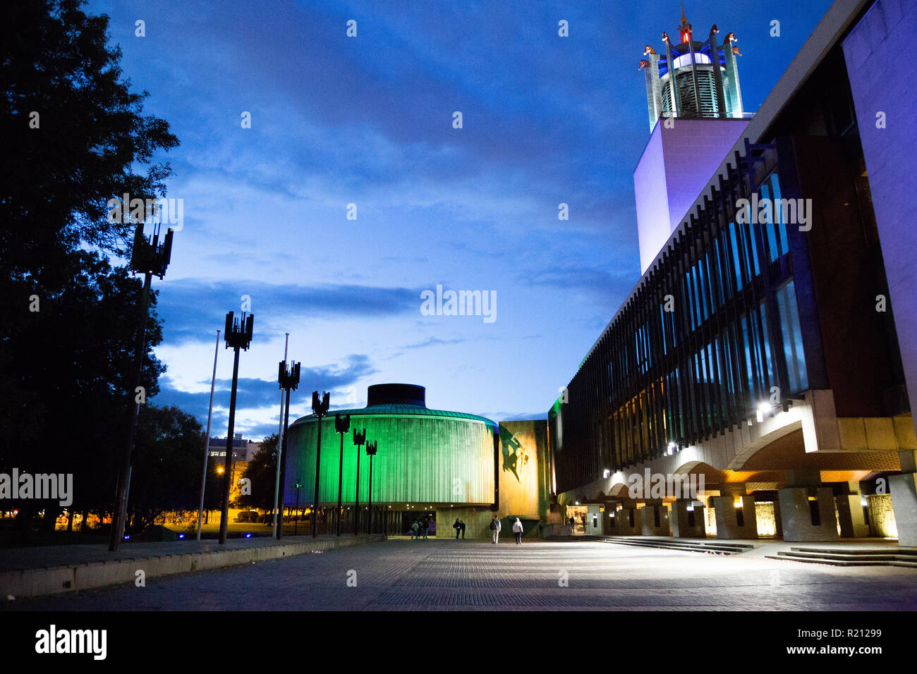 Newcastle Civic Center in der Nacht leuchtet in der Dämmerung (grüne Leuchte) Stockfoto