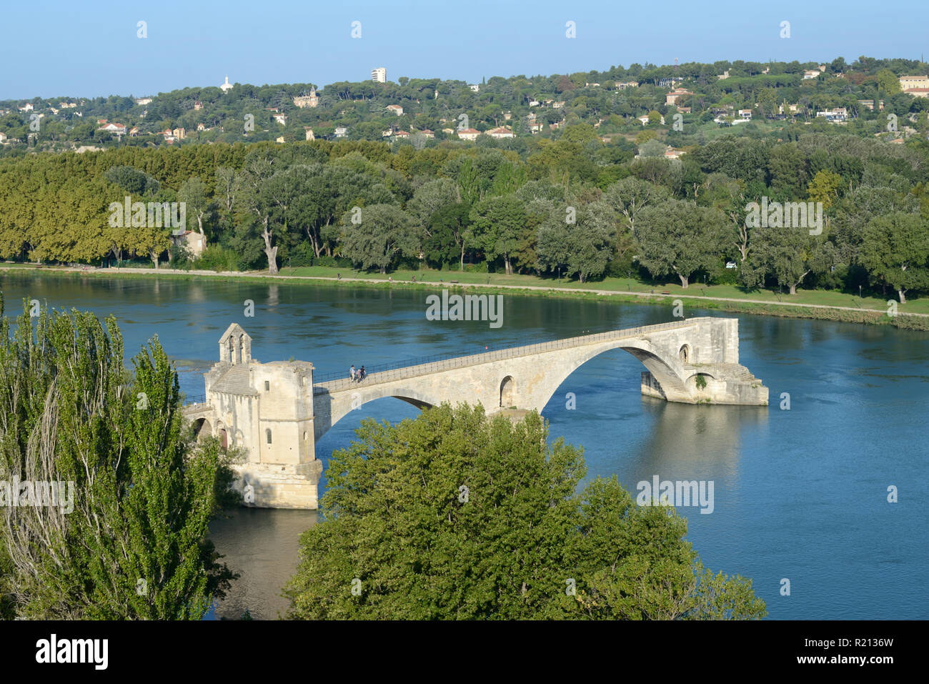 Luftbild oder High-Angle Blick über Pont Maruéjols-lès-Gardon oder Pont d'Avignon, das Wahrzeichen Brücke über die Rhone in Avignon Provence Frankreich Stockfoto