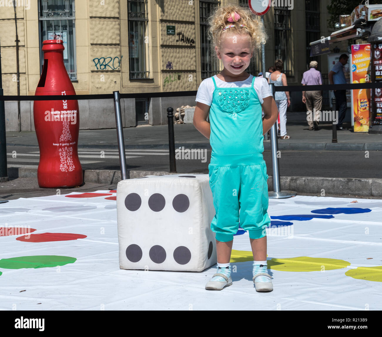 Mädchen auf Spielplatz Stockfoto