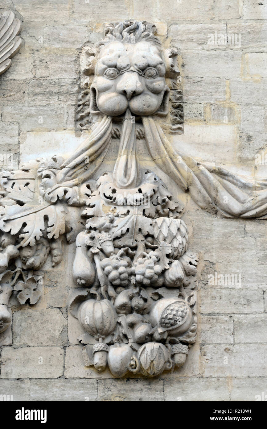 Steinerne Löwen und Obst Girlande barocke Skulpturen und Fassade des Hôtel des Monnaies" (1619) Stadt Haus oder Villa Avignon Provence Frankreich Stockfoto