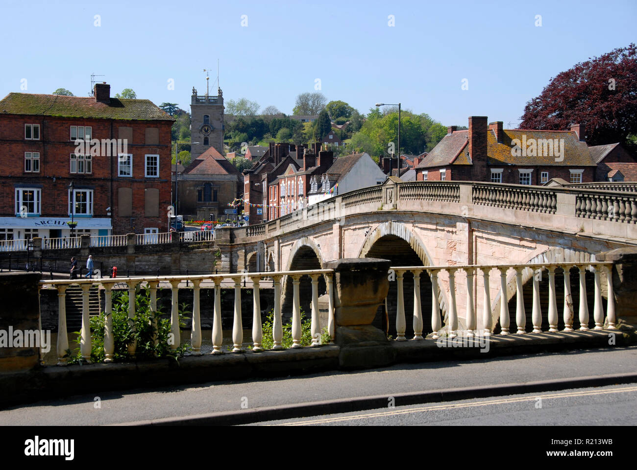 Straßenbrücke über den Fluss Severn in Bad Salzungen, Worcestershire, England, mit der Stadt über Stockfoto